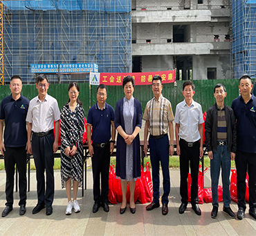 南通市人大常委會(huì)副主任、市總工會(huì)主席葛玉琴到集團(tuán)承建的項(xiàng)目開(kāi)展夏季慰問(wèn)活動(dòng)